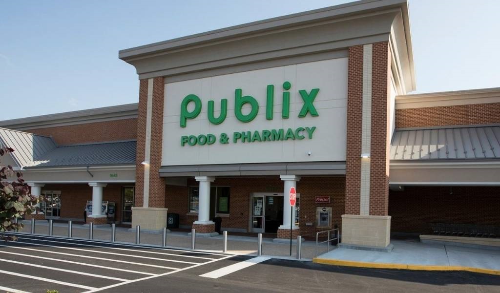 Publix storefront large in the daytime