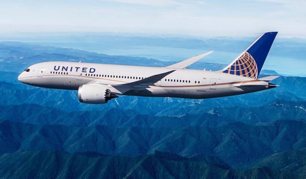 a United Airlines jet